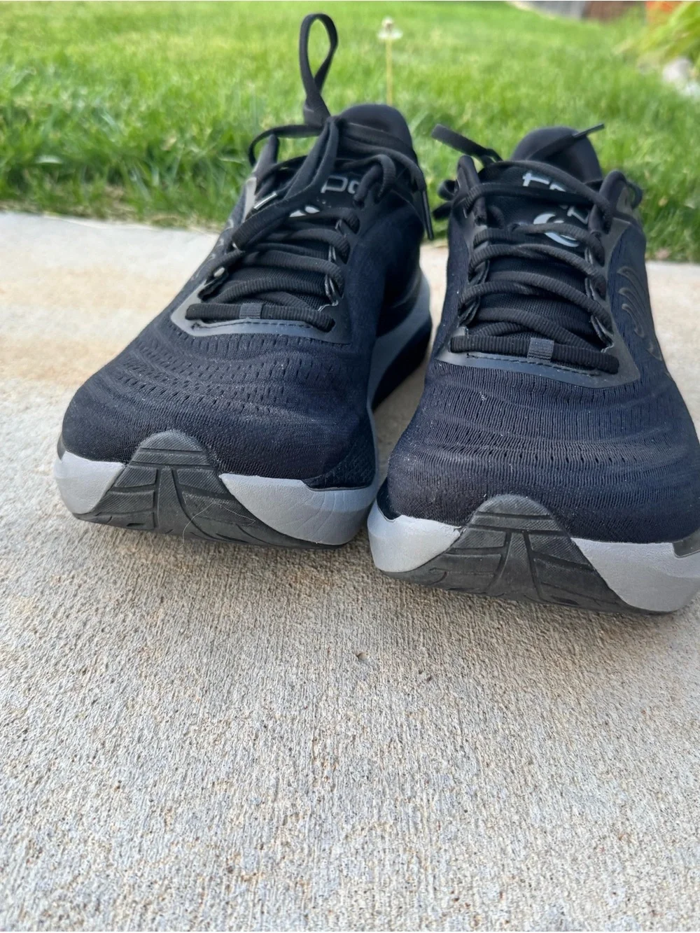 Topo Athletic Men's Aura Black & Gray Athletic Shoe